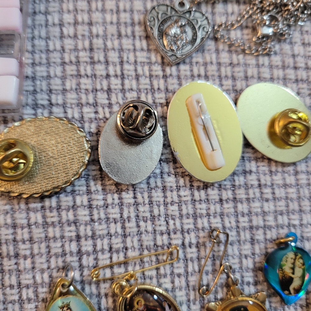 Religius Cristal cross, pins, and more. - Picture 7 of 9
